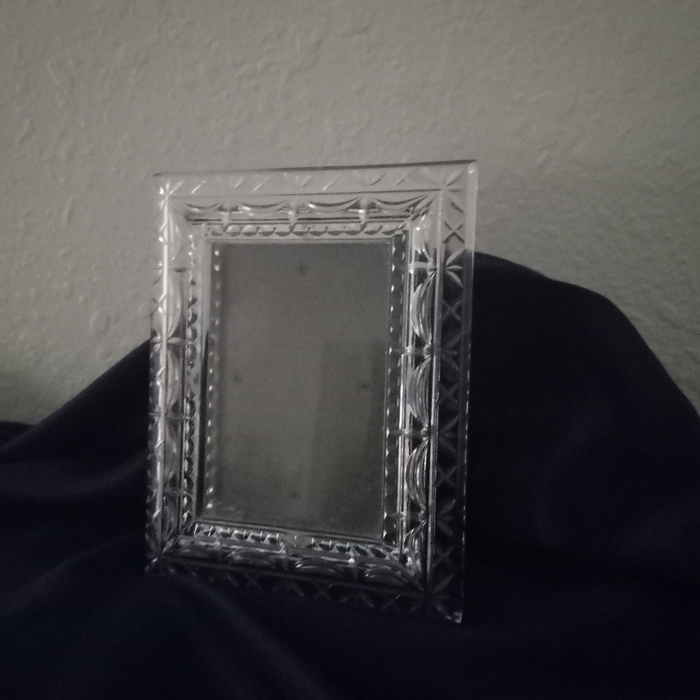 Lovely cut glass picture frame 8"x5" & MINT condition